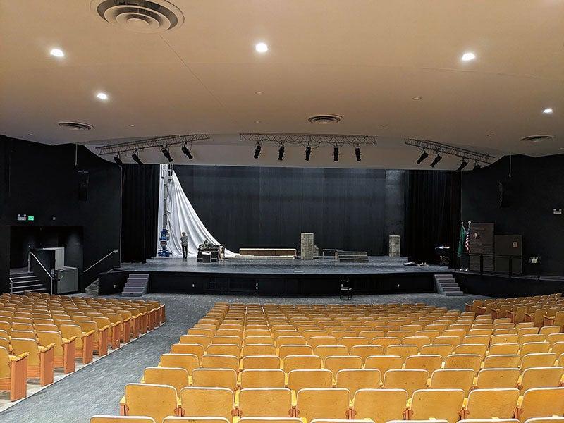 从剧院座位后面向舞台的视野，舞台顶部安装了白色幕布